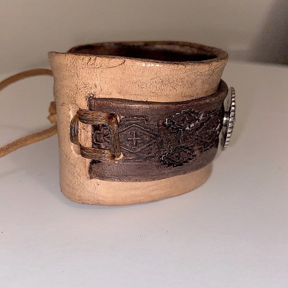 Handmade leather cuff - Picture 4 of 5